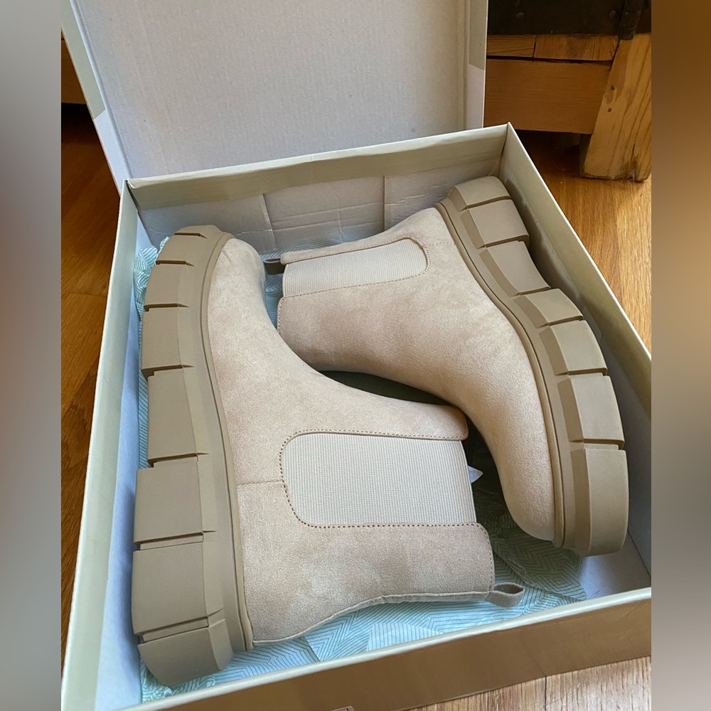 Women’s Tan  BP Lug Sole Boot size 9.5